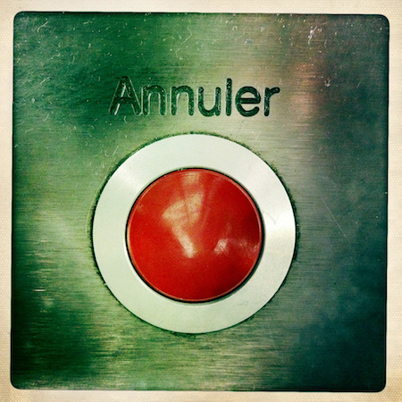 Bouton annuler d'un automate, Lyon, 2012, © Luc Litzler