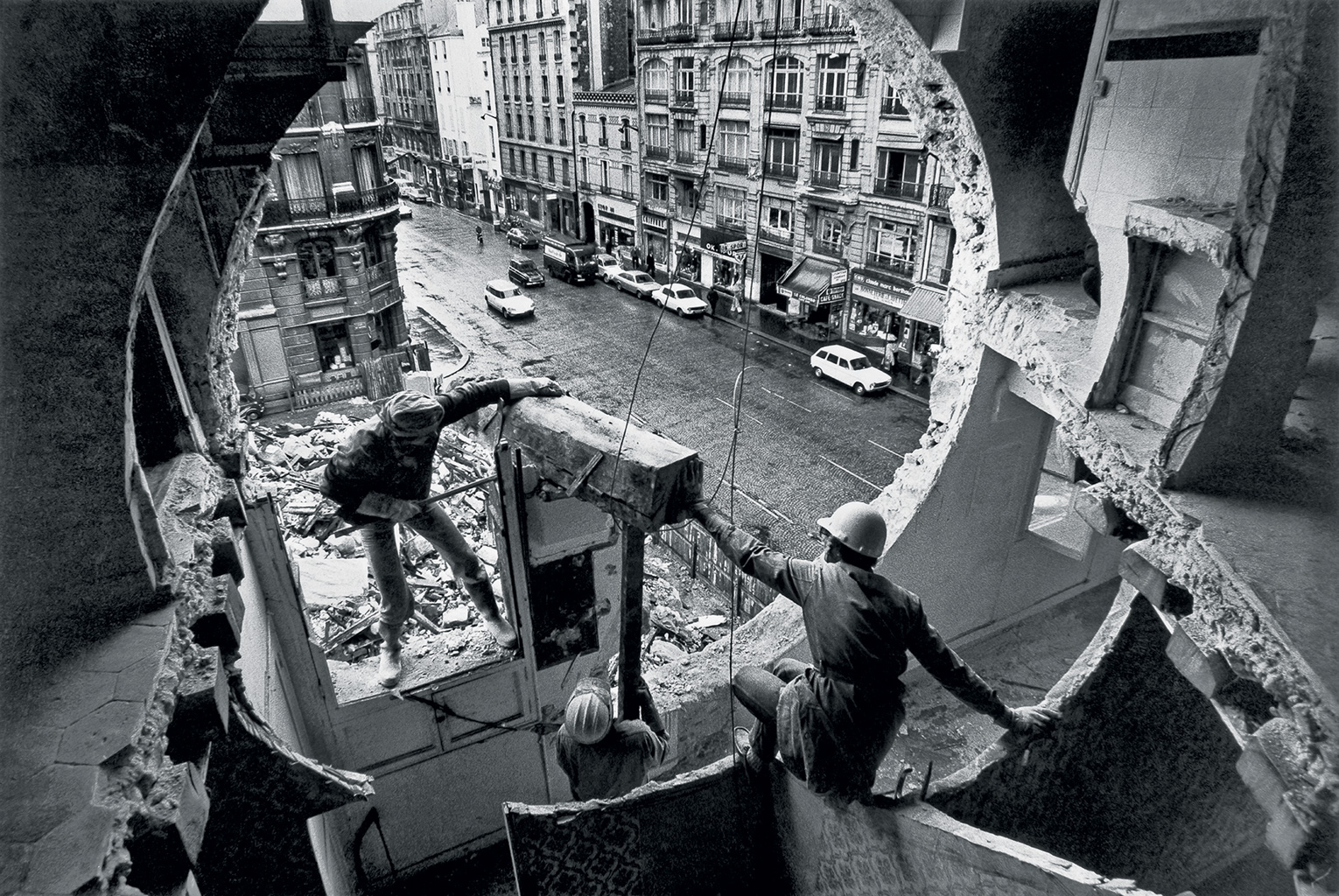 Harry Gruyaert 
							Gordon Matta-Clark et Gerry Hovagimyan travaillant à Conical Intersect. 
							Rue Beaubourg, 1975 
							© Harry Gruyaert / Magnum Photos
     		 		