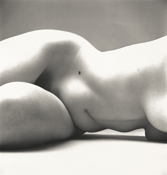 Irving Penn 
     		 		Nude No. 72 [Nu n°72] 
						New York, 1949-1950 
						épreuve gélatino-argentique 39,7 x 37,5 cm 
						The Metropolitan Museum of Art, New York, don de l’artiste, 2002 (2002.455.32) 
						© The Irving Penn Foundation