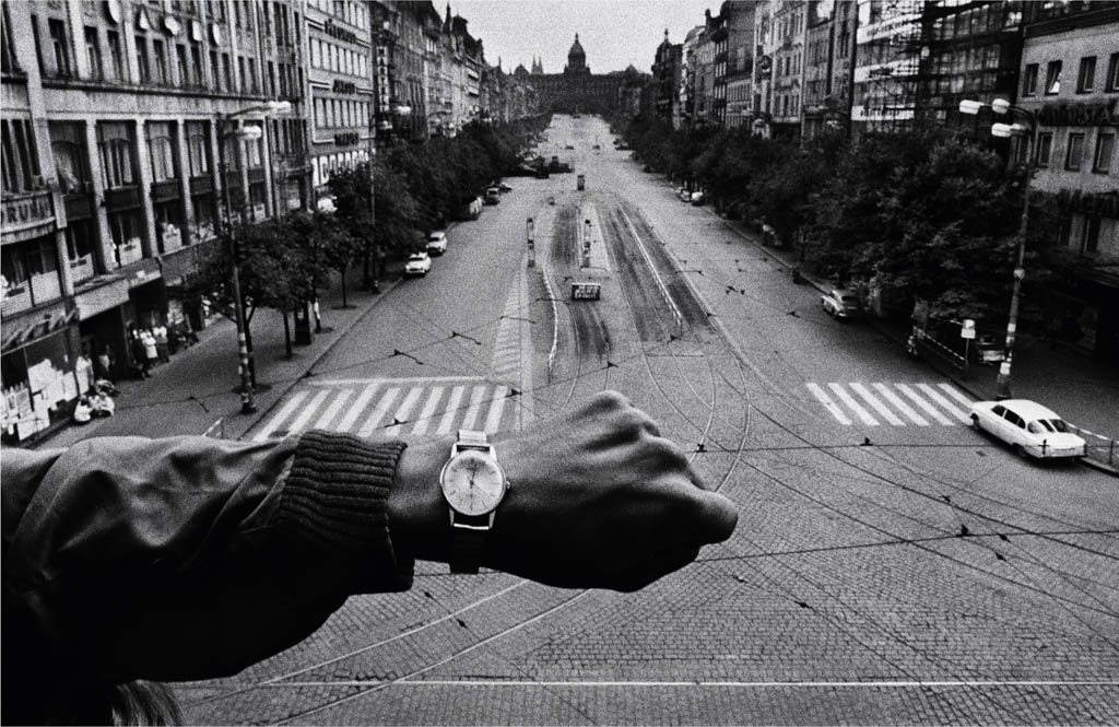 Invasion, Prague, 1968, épreuve gélatino-argentique 50 x 60 cm 
    	  			Collection Centre Pompidou, Paris 
							Don de l'artiste en 2016. 
							© Josef Koudelka / Magnum Photos 
							© Centre Pompidou / Dist. RMN-GP