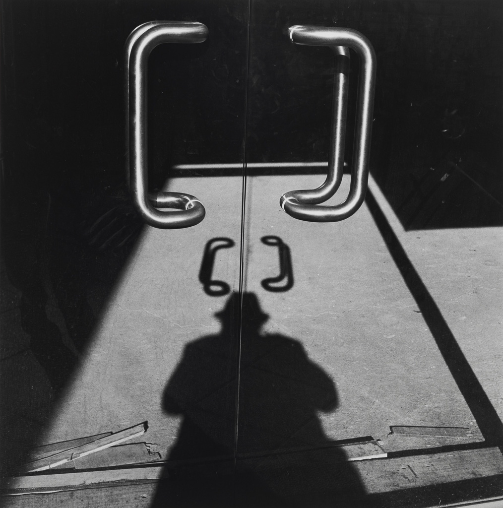 Autoportrait, Santiago, Chili, 2000
    	  		Collection Centre Pompidou, Musée national d’art moderne, Paris.
    	  		Don de l’artiste en 2015
    	  		© Centre Pompidou/Dist. RMN-GP 
    	  		© Louis Stettner