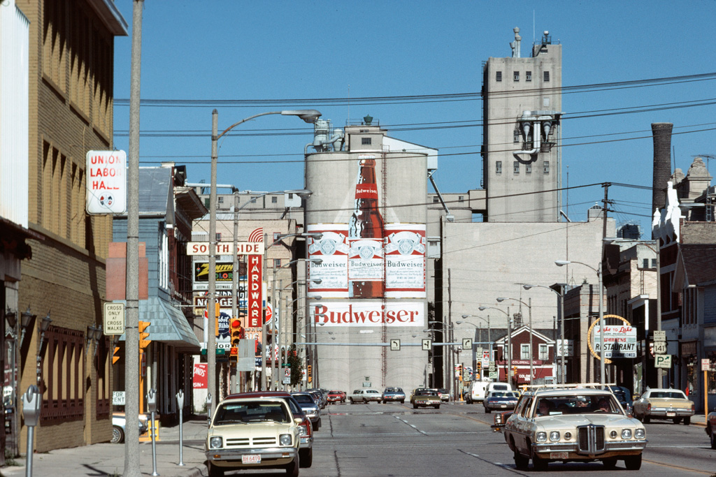 Malterie Budweiser et centre-ville de Manitowoc, Wisconsin, juillet 1977 © Chester H. Liebs