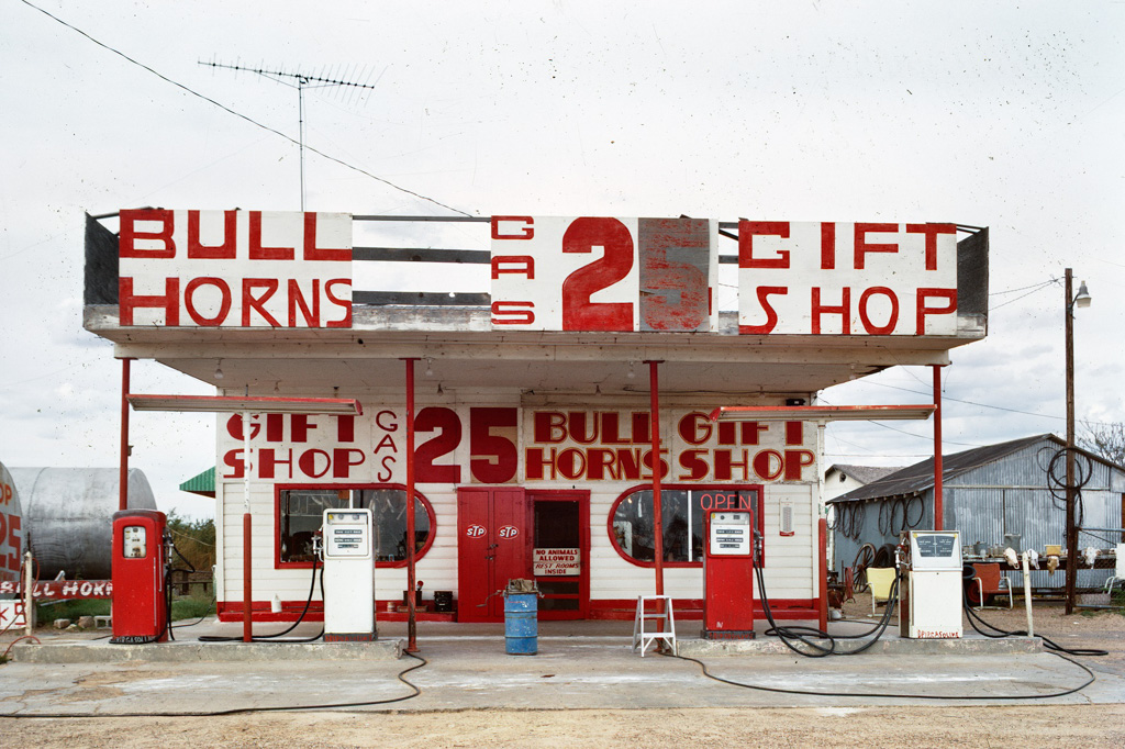 Station-service et magasin de souvenirs, Route 66, McLean, Texas, novembre 1972 © Richard Longstret
