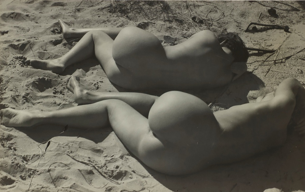 Deux nus féminins allongés sur une plage, vers 1931-1934 
        			© ADAGP, Paris, 2018.
							Photo © Centre Pompidou, MNAM-CCI, 
							Dist. RMN-Grand Palais / Guy Carrard