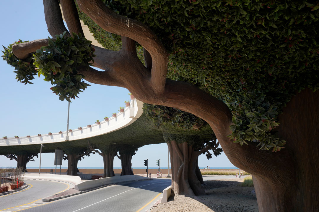 © Mario Del Curto, Pont et arbres artificiels, Dubaï, 2018.