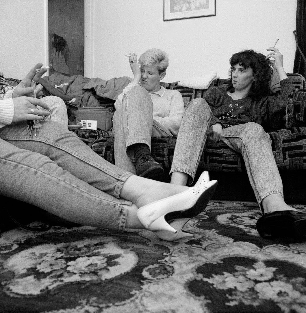 © Ken Grant, Lisa and Tracy’s sister [Lisa et la sœur de Tracy], Birkenhead, 1990 (exposition Home Sweet Home)