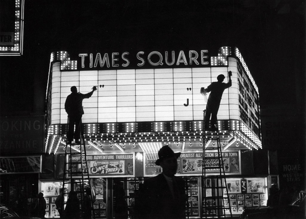 Times Square, New York, États-Unis, 1955, © Sabine Weiss